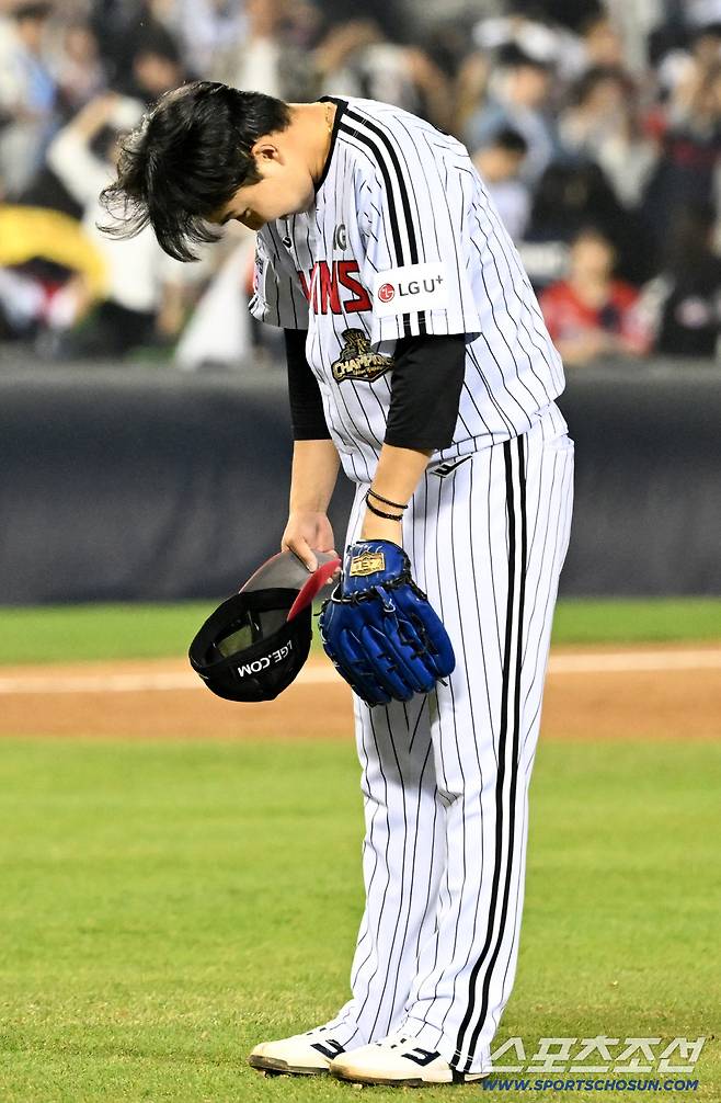 두 경기 연속 9회 2사에서 실점 위기를 막아낸 유영찬은 안도의 한숨을 내쉬었다.