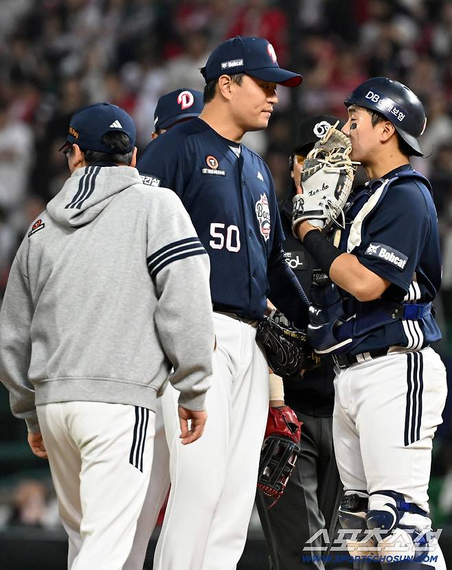 15일 인천SSG랜더스필드에서 열린 SSG와 두산의 경기. 두산 정재훈 코치가 마운드를 찾아 선발 이영하를 격려하고 있다. 인천=박재만 기자 pjm@sportschosun.com/2026.04.15/