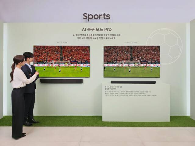 삼성전자 모델이 'AI 축구 모드 프로'를 통해축구 경기 장면에 맞게 최적화된 화질로 경기를 시청하고 있다(사진=삼성전자)