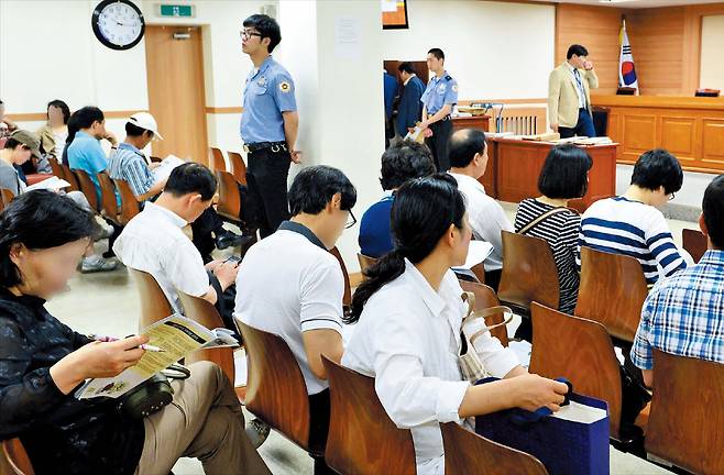 경매 입찰자들로 빈 자리를 찾기 힘든 서울동부지방법원 경매 법정. 서울지역 아파트 경매 물건은 응찰자가 많아 경쟁이 치열하고 수익을 내기도 쉽지 않은 상황이다. 반면 빌라는 소액 투자가 가능하고 올 들어 입찰 경쟁률과 낙찰가격도 낮아져 초보자들이 자산을 불릴 수 있는 좋은 수단으로 꼽힌다. /조선일보 DB