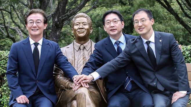 더불어민주당 부울경(부산·울산·경남) 시장·도지사 후보가 14일 오전 경남 김해시 진영읍 봉하마을에서 열린 '해양수도 부울경 메가시티 공동출정식'을 갖고 노무현 대통령 동상에서 기념사진을 찍고 있다. 왼쪽부터 김상욱 울산시장 후보, 김경수 경남지사 후보, 전재수 부산시장 후보. /김동환 기자