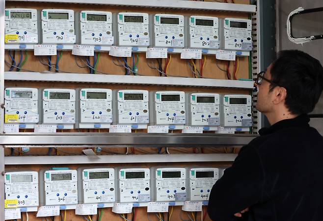 서울의 한 다세대주택에서 관리인이 전기 계량기를 살펴보고 있다. /뉴스1