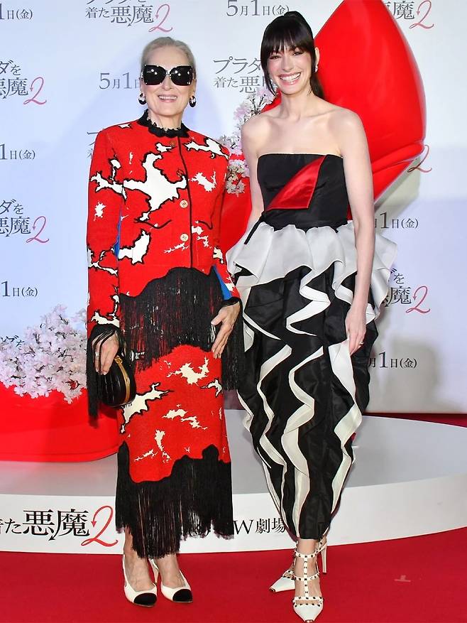 도쿄 프리미어에서 2026년 봄, 여름 발렌티노 오트 쿠튀르 블랙 & 화이트 러플 가운을 입은 앤 헤서웨이. 메릴 스트립은 샤넬의 프린지 앙상블을 입었다. @tdwp2