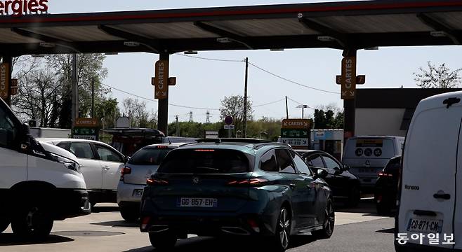 프랑스 파리에서 약 30km 떨어진 지역의 한 할인 주유소에 차량들이 가득하다. 파리=유근형 특파원 noel@donga.com