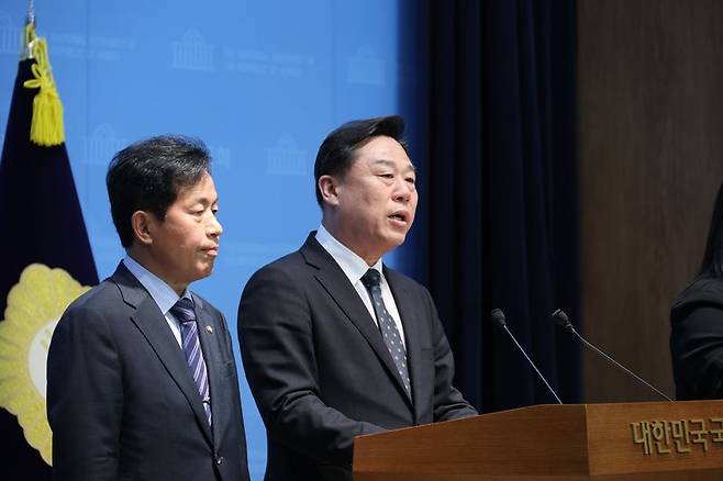 김종훈 진보당 울산시장 후보(오른쪽)가 지난 14일 국회에서 울산시장 민주, 진보 진영 후보 단일화에 대해 입장을 설명하고 있다. fn 사진 DB