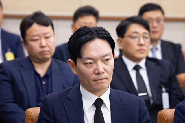 '쌍방울 대북 송금 사건'을 수사했던 박상용(맨 앞) 부부장검사가 14일 국회에서 열린 '윤석열 정권 정치검찰 조작기소 의혹 사건 진상규명' 국정조사특별위원회 청문회에 출석해 있다. 지난 3일 국조특위 전체회의에서 증인 선서를 거부했던 박 검사는 이날도 마찬가지로 증인 선서를 하지 않고 퇴장했다. 뉴스1
