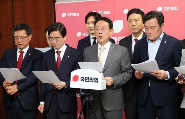 국민의힘 소속 부산 지역 의원들이 1일 국회에서 '부산 글로벌허브 도시 조성에 관한 특별법' 처리를 촉구하고 있다. 연합뉴스