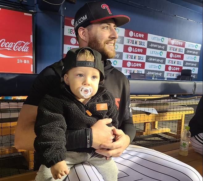 <yonhap photo-5094="">2024년 4월 초 오스틴이 아들 댈러스를 안고 인터뷰하고 있다. 사진=연합뉴스</yonhap>