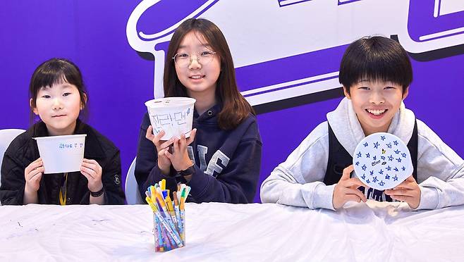 ‘나만의 진라면 만들기’ 체험서 스티커와 꾸미기 도구를 활용해 컵라면 용기와 뚜껑을 직접 꾸미는 디자인 체험에 참여했다.