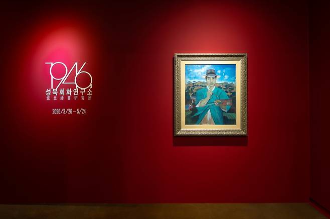 전시 입구에 걸린 이쾌대의 '푸른 두루마기를 입은 자화상'. 2024년 베네치아비엔날레 본전시에 초청받아 출품됐던 그림이다. 성북구립미술관 제공