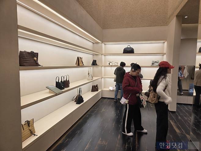 지난 11일 중국 상하이 화이하이루 거리에 있는 송몬트 매장에서 현지 소비자들이 쇼핑하고 있다./사진=박수림 기자