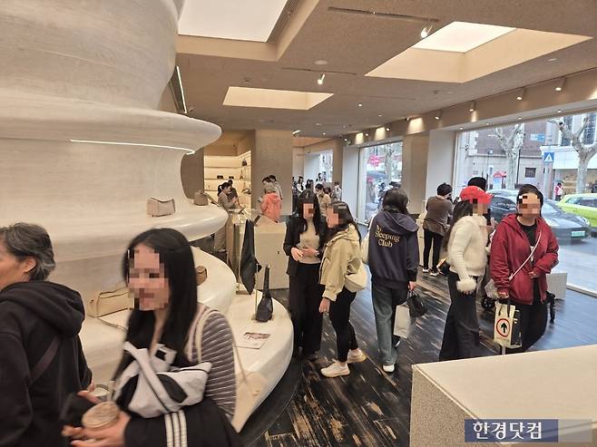 지난 11일 중국 상하이 화이하이루 거리에 있는 송몬트 매장에서 현지 소비자들이 쇼핑하고 있다./사진=박수림 기자