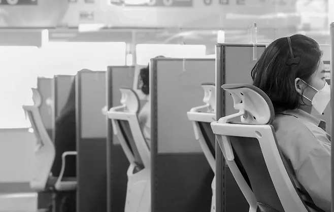 서울의 한 콜센터에서 노동자들이 업무를 보고 있다. 경향신문 자료사진