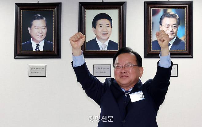 6·3 지방선거 대구시장에 출사표를 던진 김부겸 전 국무총리가 지난 3일 여의도 더불어민주당 중앙당사에서 열린 공천 심사 면접에서 파이팅을 외치고 있다. 문재원 기자