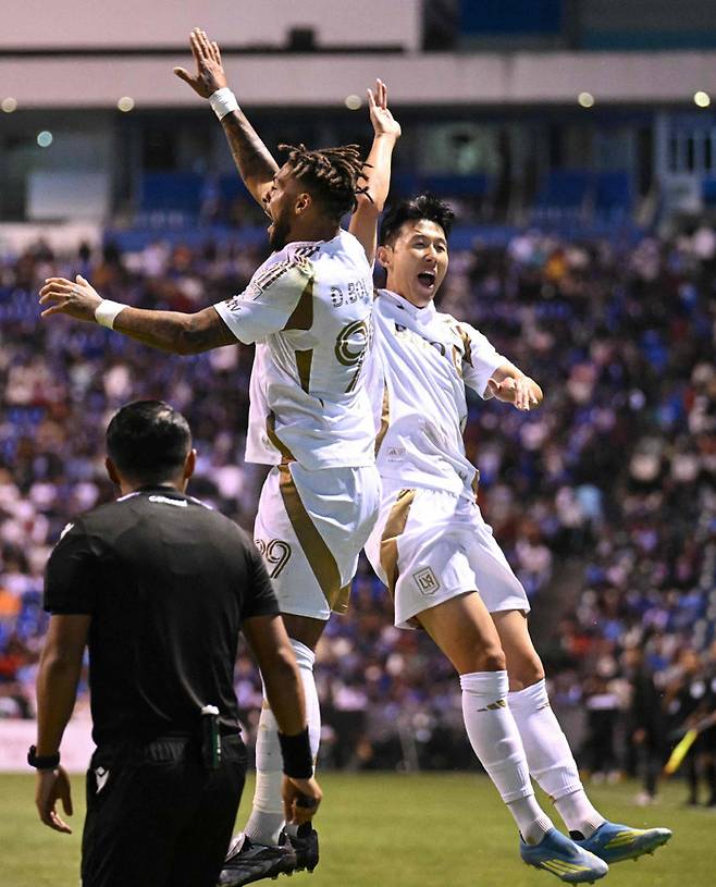‘가자, 더 높은 곳으로’ LAFC 손흥민(오른쪽)이 15일 멕시코 푸에블라의 에스타디오 쿠아우테목에서 열린 크루스 아술과의 2026 북중미카리브축구연맹(CONCACAF) 챔피언스컵 8강 2차전에서 동점골을 넣은 데니스 부앙가와 함께 점프하며 하이파이브를 하고 있다. 푸에블라 | AP연합뉴스