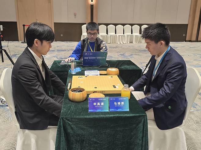 신진서 9단(왼쪽)이 란커배 32강에 올랐다. 한국기원 제공