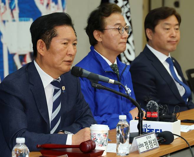 정청래 더불어민주당 대표가 15일 부산 동구 부산항 국제전시컨벤션센터에서 열린 최고위원회에서 발언하고 있다. 연합뉴스