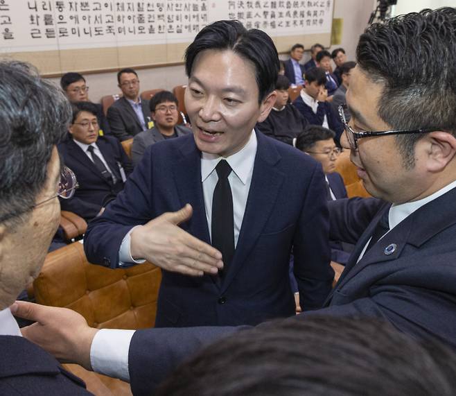 14일 국회 '윤석열 정권 정치검찰 조작기소 의혹사건 진상규명 국정조사 특별위원회'에서 열린 쌍방울 대북 송금 사건 관련 청문회에서 박상용 검사가 증인 선서를 거부한 뒤 거부의 이유를 구두로 설명할 수 있는 기회를 요구하다 서영교 법제사법위원장의 명령으로 퇴장하고 있다. 연합뉴스