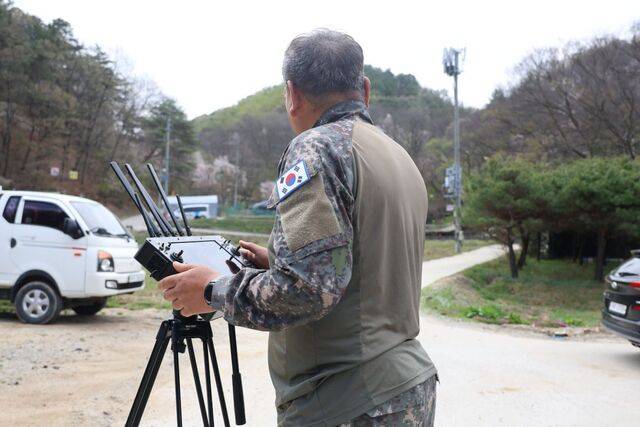 육군 제32보병사단 관계자가 14일 ‘늑구’가 발견된 대전 중구 무수동 야산에서 드론을 조종해 수색하고 있다. 연합뉴스