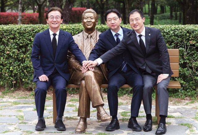 더불어민주당 전재수 부산시장 후보, 김경수 경남도지사 후보, 김상욱 울산시장 후보(왼쪽부터)가 14일 경남 김해시 진영읍 봉하마을을 찾아 고(故) 노무현 전 대통령 묘역에 참배한 후 노 전 대통령 동상에서 기념촬영을 하고 있다. 연합뉴스