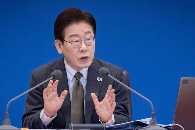 이재명 대통령이 14일 오전 청와대에서 열린 제16회 국무회의 겸 제5차 비상경제점검회의를 주재하고 있다. 김지훈 기자