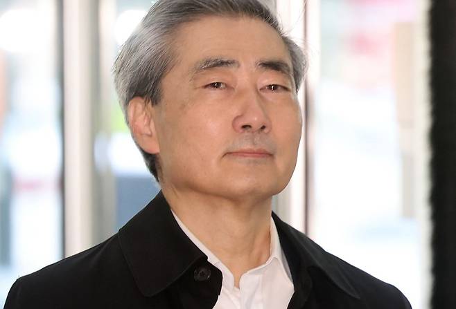 신현송 한국은행 총재 후보자가 지난 8일 서울 중구 한화금융플라자에 마련된 인사청문회 준비사무실로 출근하고 있다. 연합