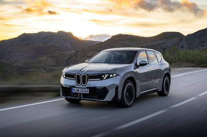올해 하반기 국내 출시를 앞둔 BMW iX3에 중국 EVE 배터리가 탑재된 것으로 알려지면서 소비자들의 우려가 커지고 있다. 사진은 BMW iX3. /사진=BMW코리아