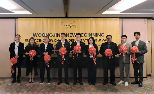 2025년6월17일 말레이시아 아마리 쿠알라룸푸르 호텔에서 열린 말레이시아법인 개소식에서 이수영 웅진 대표이사(왼쪽에서 다섯 번째)가 기념 촬영을 하고 있다./사진=웅진그룹