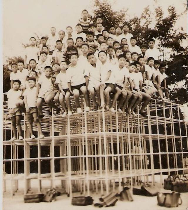 1969년 서울전농초 운동장 정글짐 위에 앉은 6학년 6반 81명의 친구들. 조병선 담임 선생님께서 찍어주신 단체사진이다.