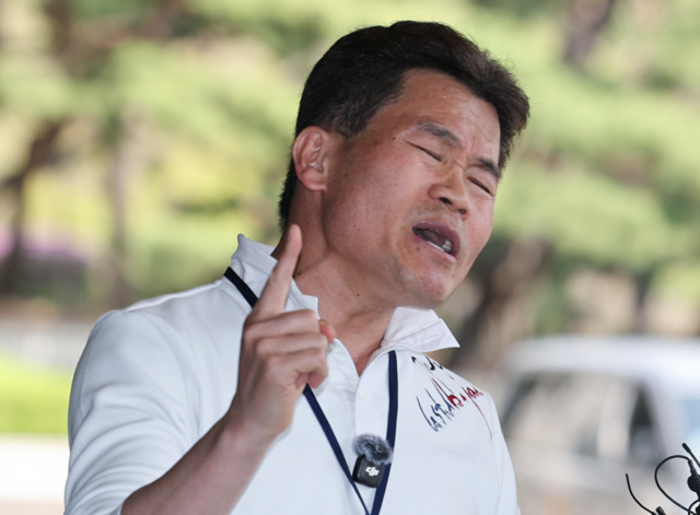 이재명 대통령과 이준석 개혁신당 대표에 대한 명예훼손 혐의를 받는 전 한국사 강사 전한길 씨가 13일 서울 서초구 서울중앙지방검찰청에서 열린 구속영장 청구 전 피의자 조사에 출석하며 취재진에 입장을 밝히고 있다. 연합뉴스