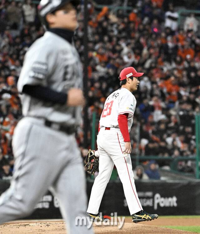 7일 오후 인천 SSG랜더스필드에서 진행된 '2026 프로야구 KBO리그' SSG랜더스와 한화 이글스의 경기. SSG 타케다가 3회초 무사 만루서 한화 최재훈에게 밀어내기 볼넷을 허용하고 있다./마이데일리