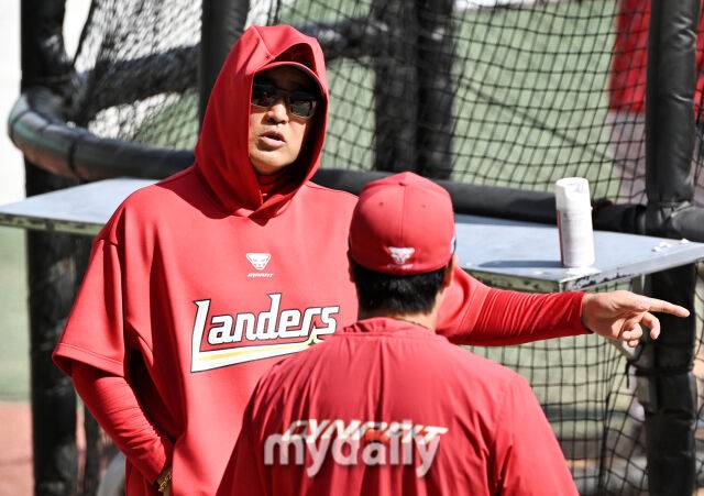 15일 오후 인천 SSG랜더스필드에서 진행된 '2026 프로야구 KBO리그' SSG랜더스와 두산베어스의 경기. SSG 이숭용 감독이 경기전 훈련에서 선수들과 이야기를 나누고 있다./인천 = 송일섭 기자