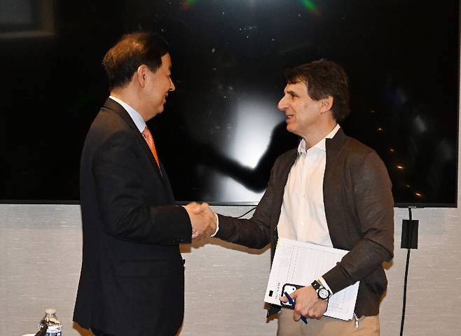 뉴욕 한국경제 투자설명회(IR) 행사 개최로 미국 뉴욕을 방문 중인 구윤철(왼쪽) 부총리 겸 재정경제부 장관이 14일(현지시간) 더 웨스턴 뉴욕 센트럴호텔에서 마크 로완 아폴로 회장과 면담에 앞서 악수하며 기념사진을 찍고 있다. 재정경제부 제공