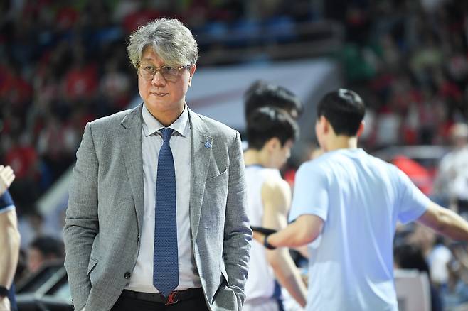 14일 서울 송파구 잠실학생체육관에서 열린 2025~2026 프로농구 6강 플레이오프(PO·5전3승제) 2차전은 고양 소노의 80-72 승리로 막을 내렸다. 안방에서 치명적인 2연패를 당한 서울 SK는 이제 역대 6강 PO에서 단 한 차례도 허락되지 않았던 ‘리버스 스윕’(2연패 후 3연승)이라는 기적과도 같은 과제에 직면했다. KBL 제공