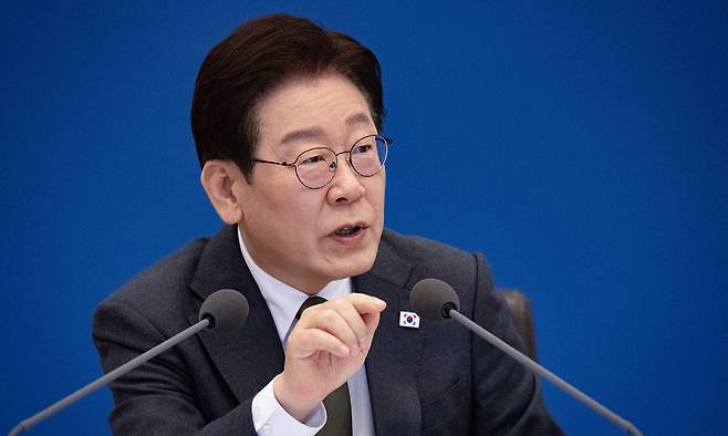 이재명 대통령이 14일 오전 청와대에서 열린 제16회 국무회의 겸 제5차 비상경제점검회의를 주재하고 있다. 청와대사진기자단