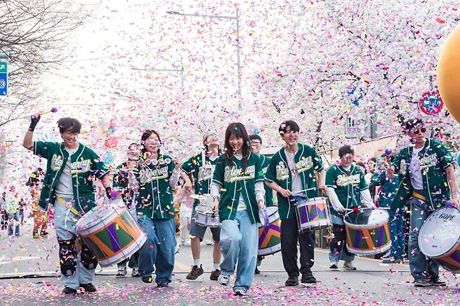 지난 3일 서울 영등포구 여의서로 벚꽃길에서 진행된 봄꽃축제 개막 퍼레이드에서 브라질리언 퍼커션 앙상블팀 ‘호레이’가 연주를 하며 행진하고 있다. 영등포구 제공