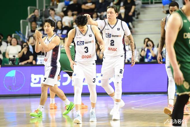 KCC 최준용(2번)이 13일 원주DB프로미아레나에서 열린 DB와 6강 PO 1차전 도중 허웅(3번)의 머리를 쓰다듬고 있다. 사진제공|KBL