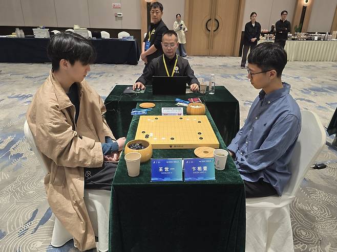 왕스이 8단과 대국하는 변상일 9단(오른쪽). 한국기원 제공