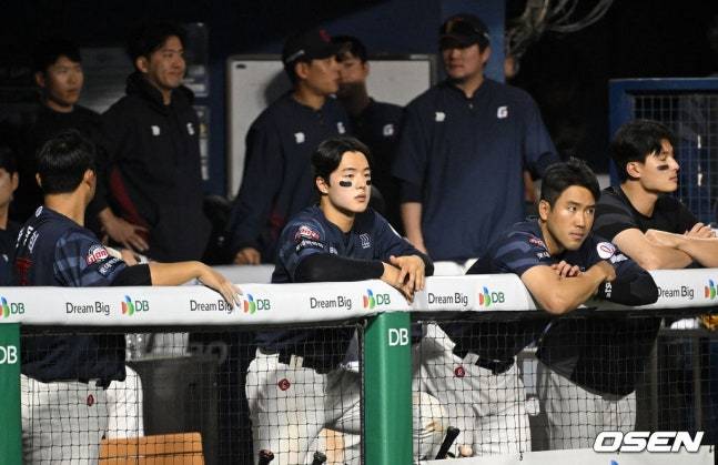14일 LG전을 지켜보고 있는 롯데 선수들.