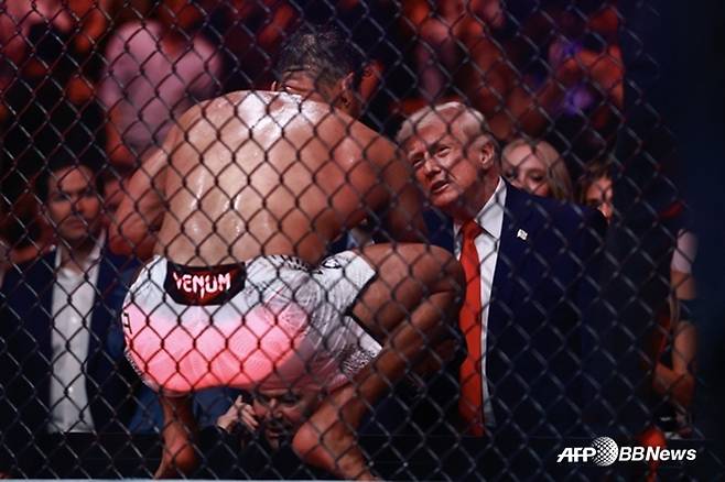 도널드 트럼프(오른쪽) 대통령과 파울로 코스타가 UFC 경기 후 대화하고 있다. /AFPBBNews=뉴스1