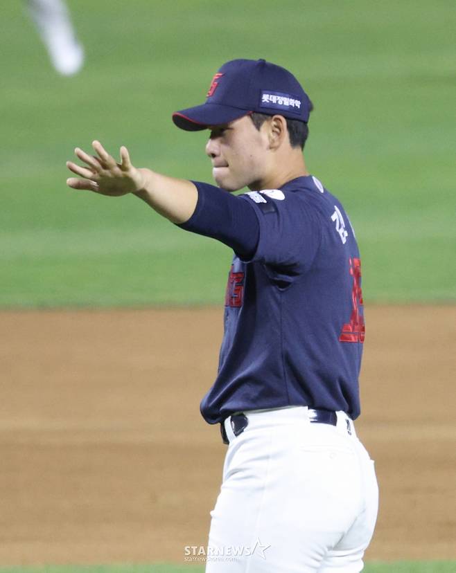 2026 신한 SOL KBO리그 LG 트윈스 대 롯데 자이언츠 경기가 15일 서울 잠실야구장에서 열렸다. 롯데 선발 김진욱이 5회말 2사 1,2루에서 LG 신민재를 삼진으로 돌려세운 후 환호하고 있다. /사진=김진경 대기자