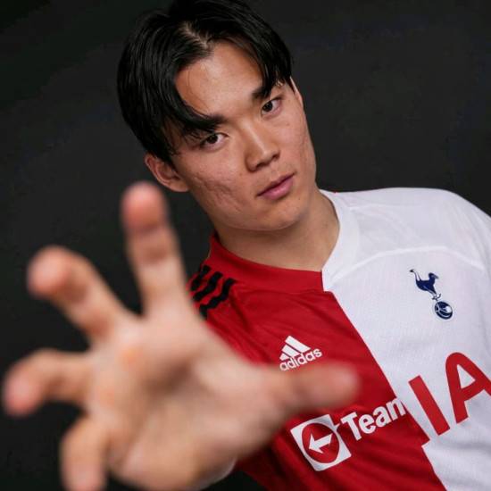 맨유와 토트넘 홈 유니폼을 반반씩 섞은 합성사진으로 오현규의 실제 이적 여부와는 관련 없음. 베식타시