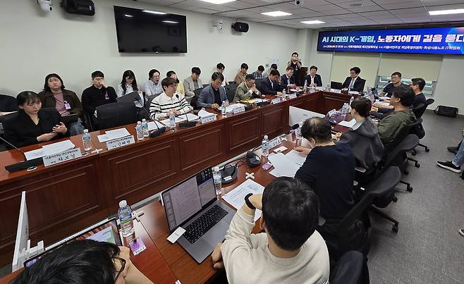 AI 시대의 K-게임, 노동자에게 길을 묻다 (서울=연합뉴스) 김주환 기자 = 15일 더불어민주당 게임특위 주최로 국회의원회관에서 열린 'AI 시대의 K-게임, 노동자에게 길을 묻다' 간담회에서 참석자들이 발언을 경청하고 있다. 2026.4.15 jujuk@yna.co.kr