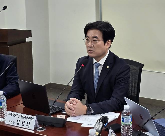 인사하는 더불어민주당 게임특위 김성회 위원장 (서울=연합뉴스) 김주환 기자 = 15일 더불어민주당 게임특위 주최로 국회의원회관에서 열린 'AI 시대의 K-게임, 노동자에게 길을 묻다' 간담회에서 더불어민주당 게임특위 위원장을 맡은 김성회 의원이 인사하고 있다. 2026.4.15 jujuk@yna.co.kr