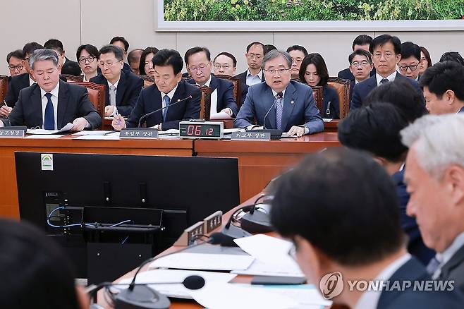 외통위 전체회의에서 답변하는 조현 외교장관 (서울=연합뉴스) 신현우 기자 = 조현 외교부 장관이 15일 국회에서 열린 외교통일위원회 전체회의에서 의원 질의에 답하고 있다. 오른쪽부터 방용승 민주평화통일자문회의 사무처장, 조 장관, 정동영 통일부 장관, 김경협 재외동포청장. 2026.4.15 nowwego@yna.co.kr