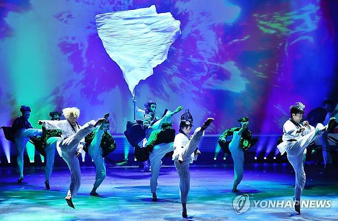 태권의 길 (서울=연합뉴스) 진연수 기자 = 15일 오후 서울 용산구 국립중앙박물관 극장 용에서 열린 뮤지컬 '태권, 날아올라' 프레스콜에서 출연진들이 장면을 시연하고 있다. 2026.4.15 jin90@yna.co.kr