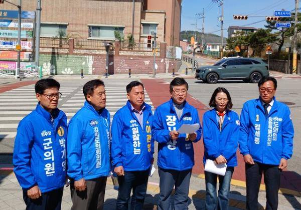 ◇6·3 지방선거에 출마하는 더불어민주당 장신상 횡성군수 예비후보가 16일 횡성 성북초교 앞에서 교통사고 없는 도시 횡성을 위한 공약을 발표하고 있다.