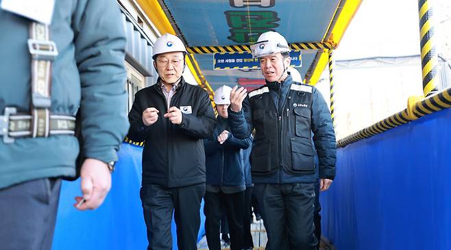 김영훈 고용노동부 장관과 김윤덕 국토교통부 장관이 지난해 12월 24일 오후 서울 동작구 한국토지주택공사(LH) 공공분양주택 신축 공사 현장을 찾아 불법하도급 합동 점검을 하고 있다. /제공=고용노동부