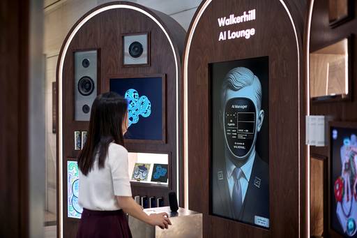 그랜드 워커힐 서울 1층 로비에 마련된 '워커힐 AI 라운지'. / SK네트웍스