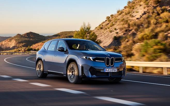 BMW가 올 3분기 한국 출시 예정인 전기차 iX3 신형 모델이 사전계약 2,000대를 돌파했다. / BMW코리아